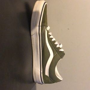 Men’s size 7 mossy oak vans with sticker and box.